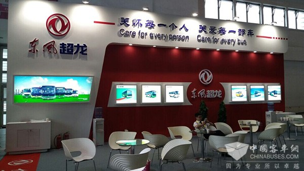 東風(fēng)超龍亮相2016道路運(yùn)輸展(圖1)