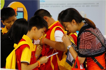 緊湊商務(wù)成智慧教育展亮點(diǎn) 華碩BP2CD迷你機(jī)(圖2) 緊湊商務(wù)成智慧教育展亮點(diǎn) 華碩BP2CD迷你機(jī)節(jié)省空間