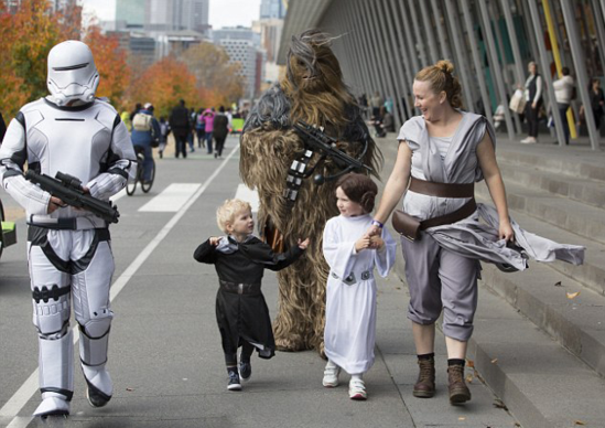 想不想感受一發(fā)瞬間穿越？那么…來看場動漫展吧