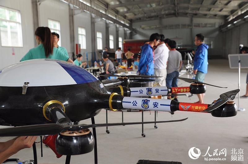 我國最大無人機(jī)展中關(guān)村上演(圖1) 我國最大無人機(jī)展中關(guān)村上演
