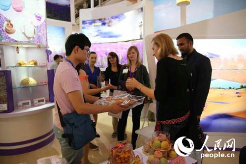 金昌旅游商品驚艷亮相絲綢之路旅游產(chǎn)品展(圖5) 外商品嘗金昌特色美食