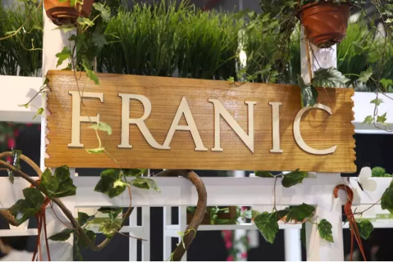 與此同時，法蘭琳卡營銷事業(yè)中心總經(jīng)理程英奇表示，目前國內(nèi)渠道的化妝品牌必須創(chuàng)新。傳統(tǒng)的功效性護(hù)膚品和基礎(chǔ)護(hù)膚品過于同質(zhì)化，現(xiàn)在人們越來越注重健康純凈、溫和的護(hù)膚產(chǎn)品，更多的消費者更是將眼光投到了自然護(hù)膚上，而國內(nèi)自然護(hù)膚的品牌發(fā)展相對較慢，使得消費者更傾向于國外品牌。所以企業(yè)想有一個好的發(fā)展，必須從傳統(tǒng)里跳出來。