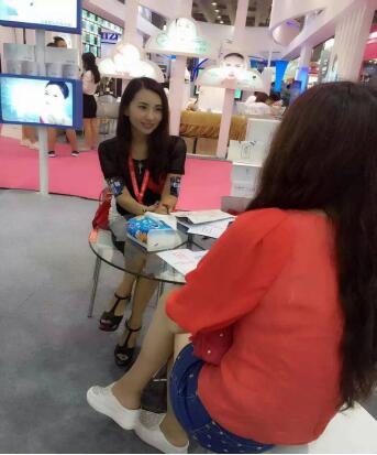 斕斕攜米媛光感面膜走進(jìn)美博會(huì)(圖3) 斕斕攜米媛光感面膜走進(jìn)美博會(huì)(圖3)