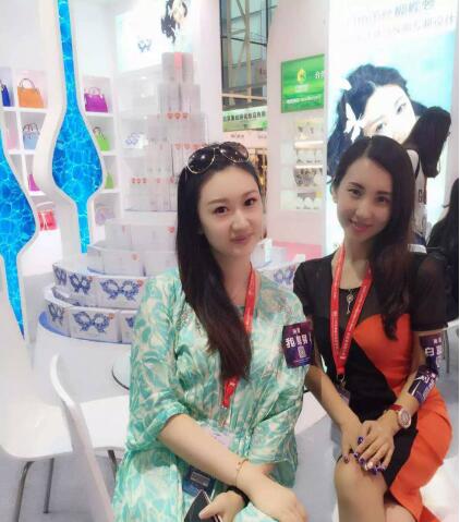 斕斕攜米媛光感面膜走進(jìn)美博會(huì)(圖2) 斕斕攜米媛光感面膜走進(jìn)美博會(huì)(圖2)