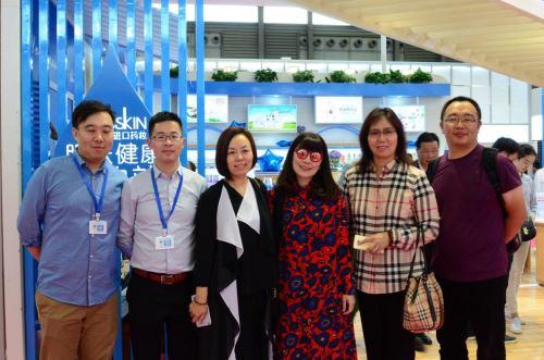 優(yōu)貝施 秒變上海美博會(huì)“館紅”(圖5) 優(yōu)貝施 秒變上海美博會(huì)“館紅”(圖5)