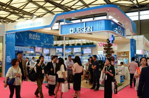 優(yōu)貝施 秒變上海美博會(huì)“館紅”(圖1) 優(yōu)貝施 秒變上海美博會(huì)“館紅”(圖1)