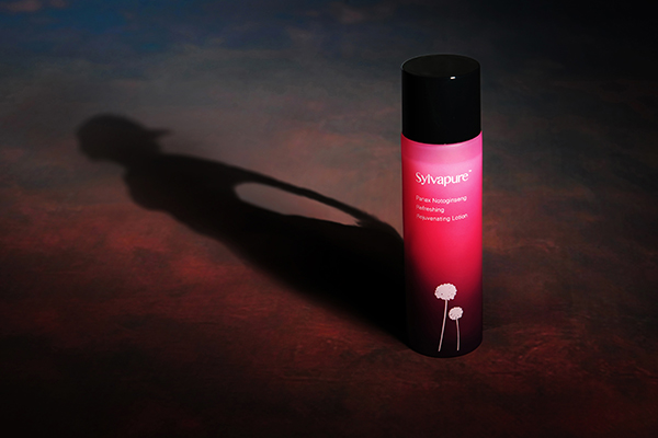 盤龍?jiān)坪Ｖ兴幾o(hù)膚品牌詩(shī)莉薇亮相上海美博會(huì)(圖1)