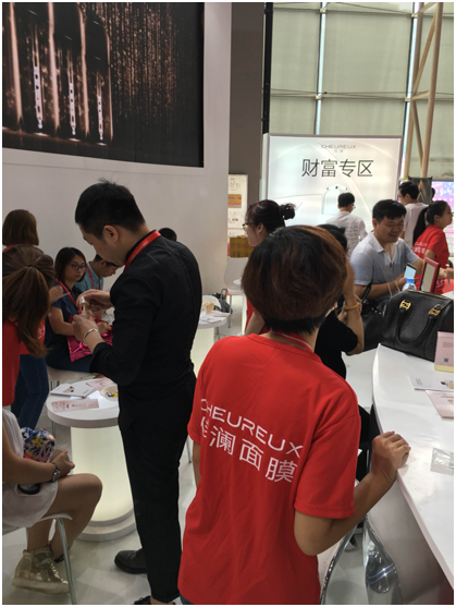 佳瀾網(wǎng)紅霜閃耀亮相美博會引爆全場(圖3)