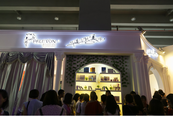  瓊女郎陳德容驚現(xiàn)廣州美博會現(xiàn)場玩自拍(圖6)