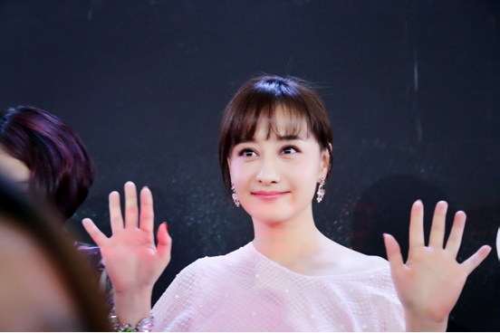  瓊女郎陳德容驚現(xiàn)廣州美博會現(xiàn)場玩自拍(圖1)