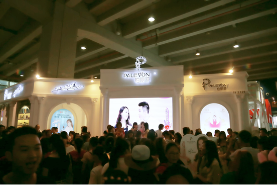  瓊女郎陳德容驚現(xiàn)廣州美博會現(xiàn)場玩自拍(圖2)