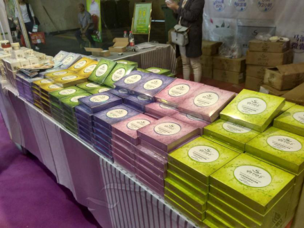 尹潤(rùn)姬現(xiàn)身2016鄭州國(guó)際美博會(huì) 明星產(chǎn)品引搶購(gòu)(圖2) 尹潤(rùn)姬現(xiàn)身2016鄭州國(guó)際美博會(huì) 明星產(chǎn)品引搶購(gòu)